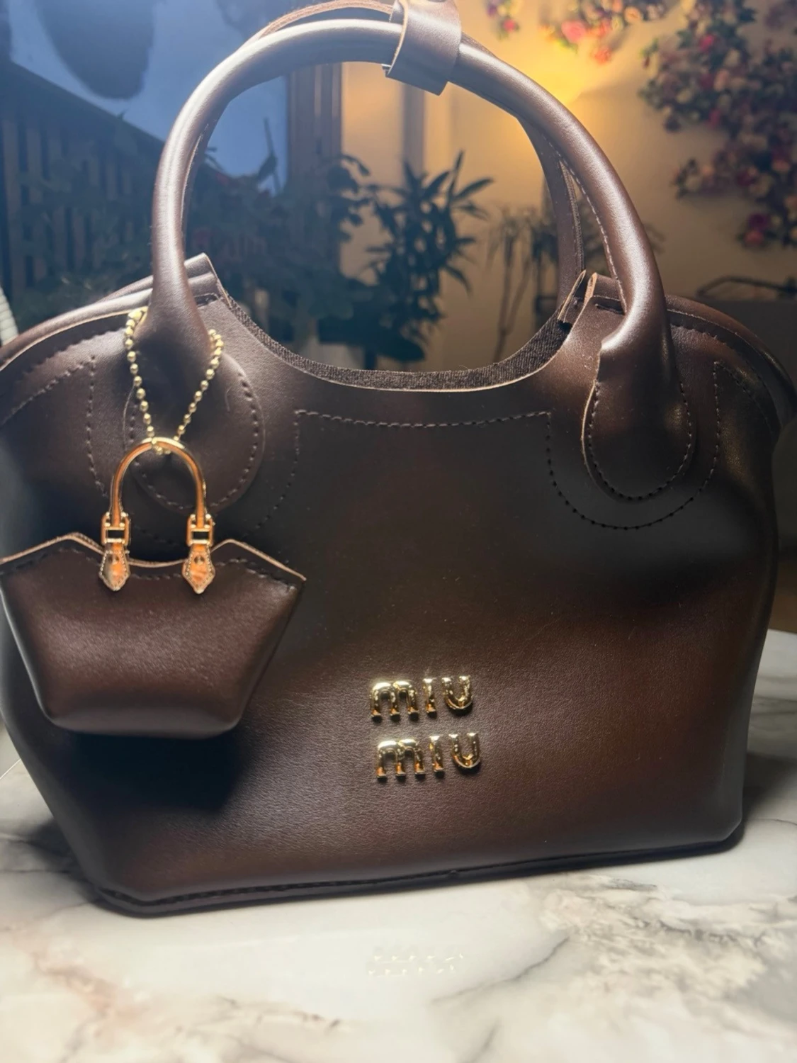 Brun handväska från Miu Miu i skinn - 1