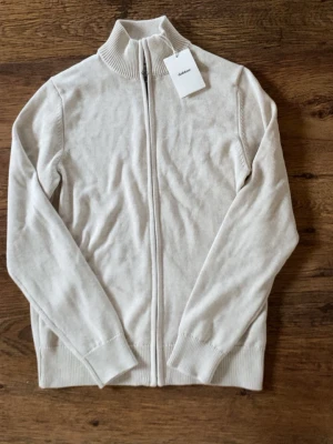 Full zip Dobber - Säljer en kofta från Dobber i storlek S.