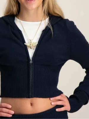 Croppad kofta - Snygg croppad kofta med luva från Gina Tricot i storlek 146/152 men passar xxs/xs. Använd en gång. Jättefin och slutsåld 