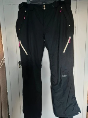 Överdragsbyxor 38/40 - Täckbyxor till dam, väldigt små i strl 🌸alltså inte en 46🌸 fint skick förutom lite bortskavt på knapparna!