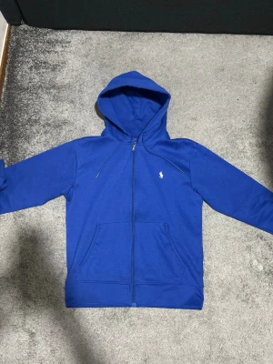 Ralph Lauren  - Säljer en blå polo zip up. Har använt den några gånger. Det är som en helt ny. Priset kan diskuteras.