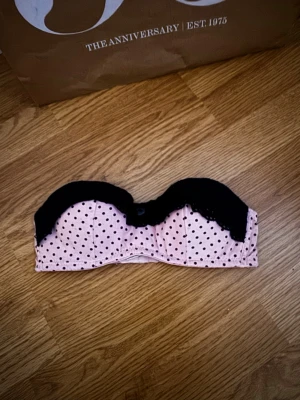 Rosa prickig Bh - Söt bandeau Bh i ljusrosa med svarta prickar och dekorativ svart spets upptill. Utan band