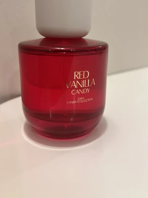Red Vanilla Candy parfym - Red Vanilla Candy från Zara Candy Collection har en trendig look och är perfekt för dig som vill sticka ut. Snygg röd flaska som drar blickarna till sig. Perfekt för dig som gillar att testa nya dofter.