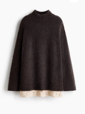Mohair tröja med spetskant - Mysig mörkbrun stickad tröja med lös passform och hög hals. Tröjan har långa ärmar och en unik beige spetskant nedtill som ger en extra detalj. Perfekt för dig som gillar en chill men ändå stylish look. Nypris 899kr.