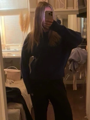 Mörkblå stickad tröja från Zara - Säljer en mörkblå stickad tröja från Zara. Storlek S🥰