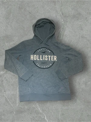 En ljusblå hollister hoodie - En ljusblå hoodie från hollister, nyskick knappt använd och priset är självklart inte hugget i sten 🪨! Är öppen för frågor om tröjan!