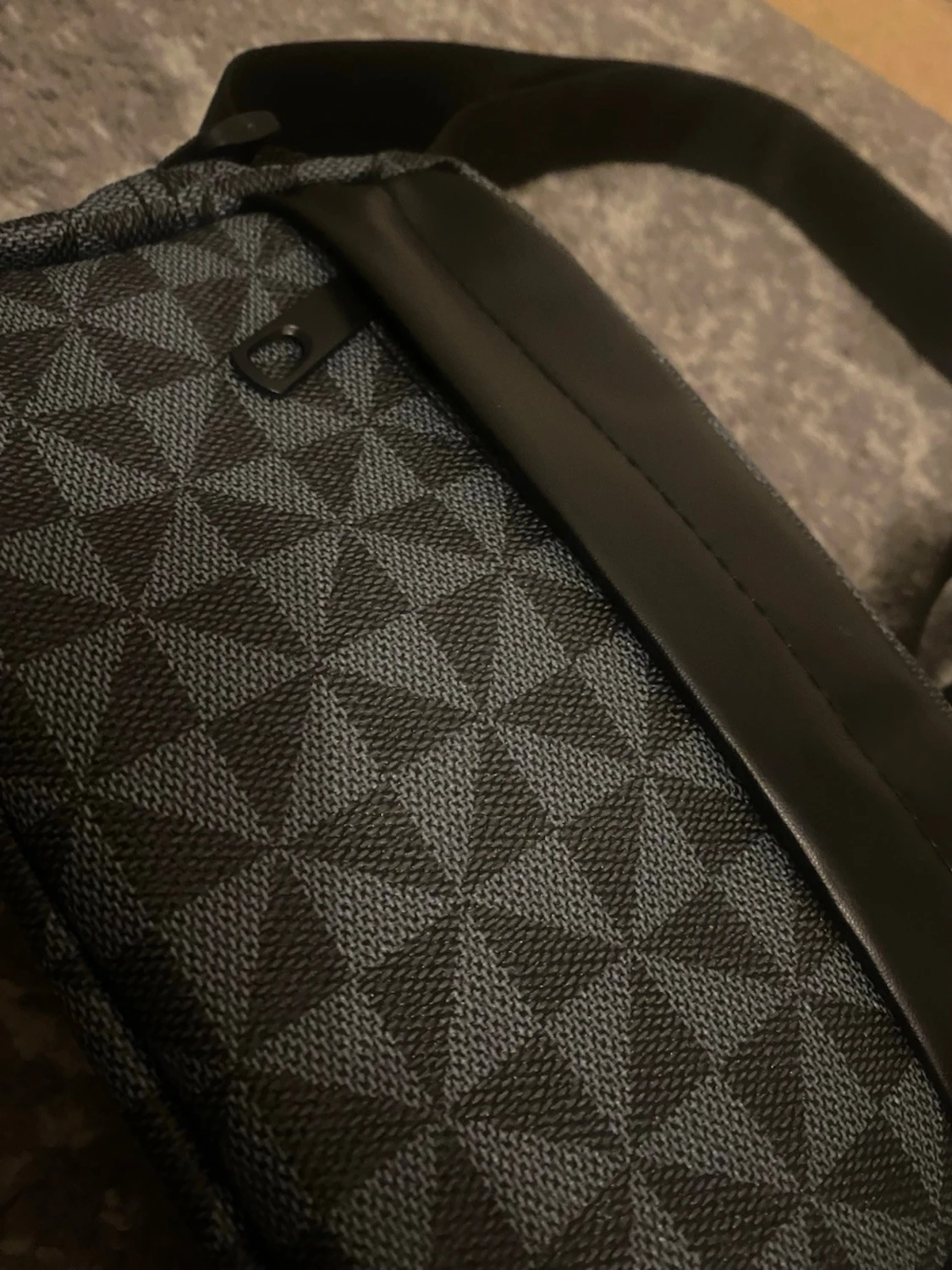 Svart och grå axelväska med mönster - 2