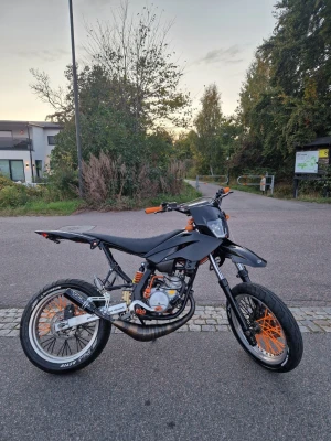 Voca rookie avgasrör underliggande - Ett voca rookie rör i fint skick för am6 motorer.
