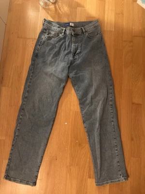 Blå raka jeans från Qué Sera Sera - Säljer ett par klassiska blå jeans från Qué Sera Sera i rak modell. Jeansen har fem fickor, normal passform och snyggt broderad logga bak. Perfekta till vardags och funkar till det mesta. Materialet är slitstarkt jeans i bomull.