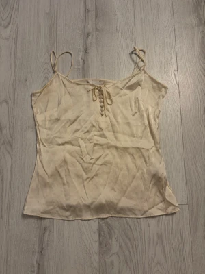 Topp - Söt topp perfekt till sommaren. Har några år på nacken men har inte används ofta ! Går att stryka 