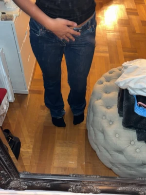 Blå Perfect Jeans raka ben strl 34 - Säljer ett par klassiska blå jeans från Gina gricot  i storlek 34 då dom inte passar mig längre. Jeansen har raka ben, normal passform och snygga kontrastsömmar. De är tillverkade i slitstarkt denim och har fem fickor samt knappgylf. Perfekta till en enkel t-shirt eller hoodie.