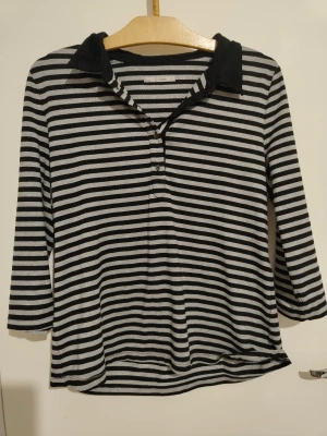 Randig henley från C. Gehrke - En randig tröja, armarna är 3/4, jätte fin och lite edgy. Jättefin och mjuk material.