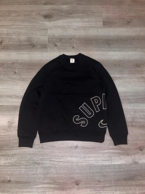Supreme x Nike black sweatshirt – herr, collab streetwear - Svart Supreme x Nike sweatshirt i stilren design med stort tryck. Skönt och rejält material, perfekt för streetwear. Herrmodell. I fint skick med normalt bruksslitage, se bilder. Kommer från ett djur- och rökfritt hem. Skickas samma dag eller senast dagen efter köp. Hör gärna av dig om du har frågor eller vill ha fler bilder!