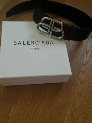 Svart designer bälte  - Säljes med kvitto ✅ bra skick, säljes i befintligt skick. Återkom gärna med frågor! Lägsta pris på plick 