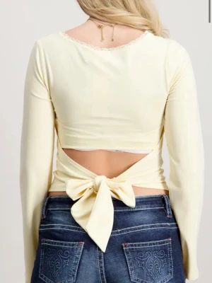 Gul topp - Gul topp som knyts i ryggen, aldrig använd