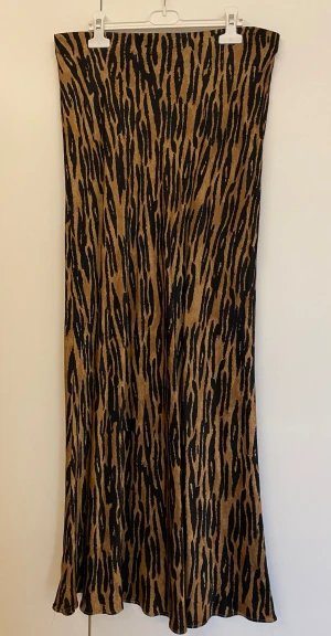 Leopardmönstrad långkjol från H&M - Säljer en snygg långkjol från H&M med leopardmönster i svart och brunt.   Kommer från ett djur och rökfritt hem.