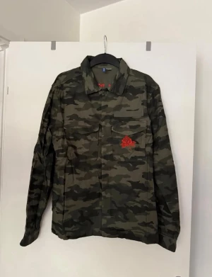 Militärjacka med tryck  - Storlek L. Aldrig använd. 