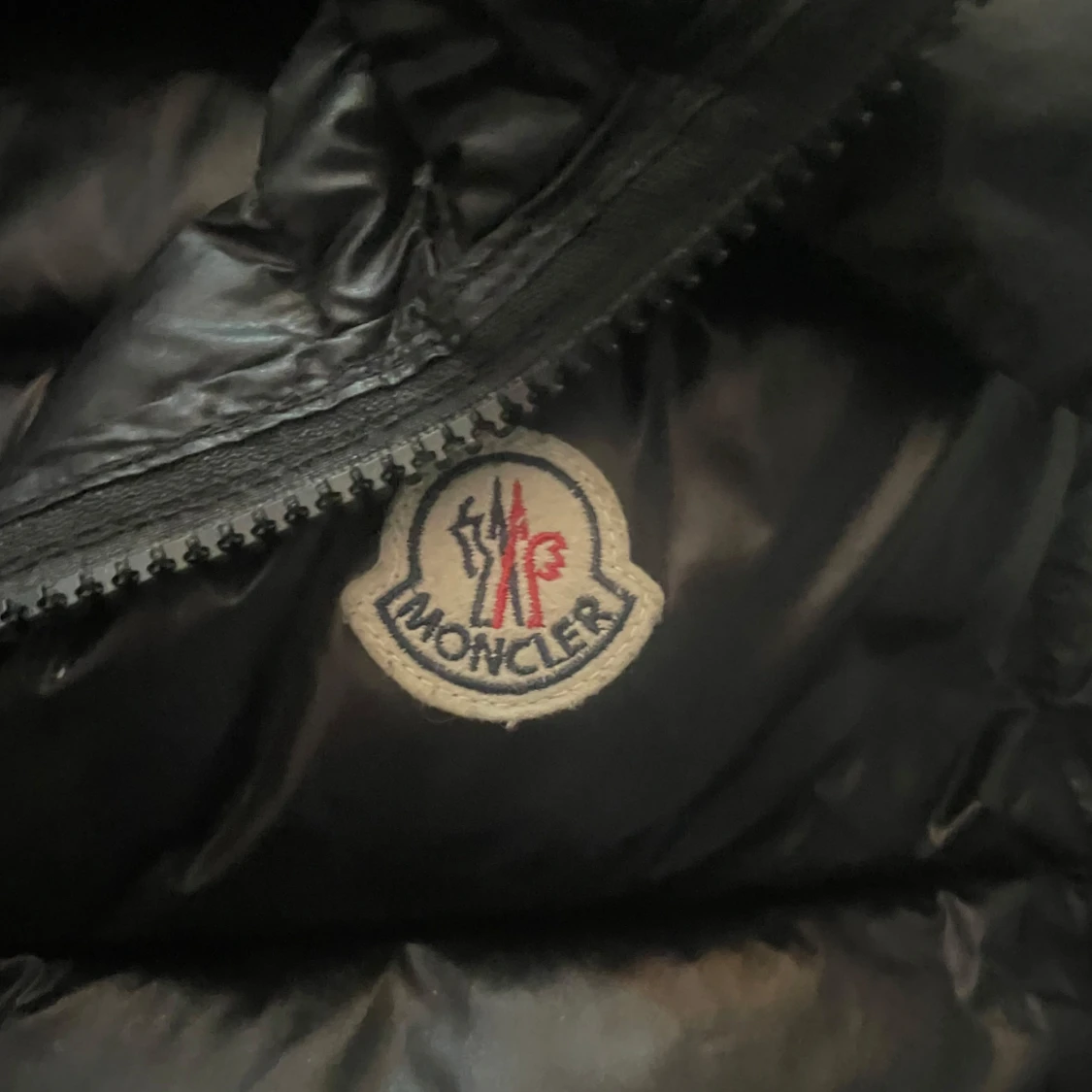 Svart dunväst från Moncler med huva - 1