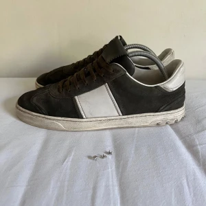 Valentino flycrew mörkgröna - Valentino flycrew mörkgröna i bra skick, lite heeldrag och limmat hos en skomakare på bild 3, alla nitar är kvar varav 5 är replacment nitar. Hör av er vid minsta fundering! 🙌 ⚠️priset är ej hugget i sten⚠️