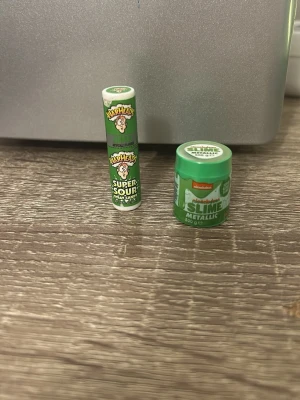 Mini brands - Mini brands det är en slime och en warheads. Pris kan diskuteras ❤️