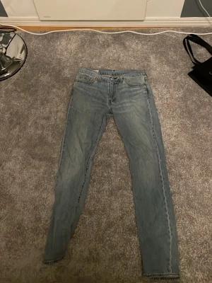 Levi's 511 ljusblå jeans W30 L32 - Säljer ett par klassiska Levi's 511 jeans i ljusblå tvätt. Modellen har smal passform med raka ben och fem fickor. Jeansen är tillverkade i slitstarkt bomullsmaterial och har den ikoniska läderlappen bak i midjan. Perfekta till en avslappnad streetstil.