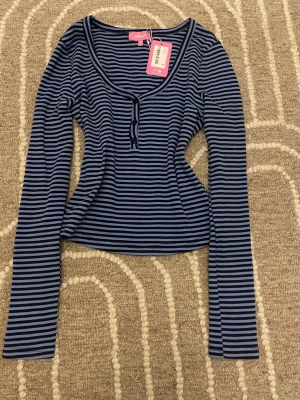 Striped long sleeve top from Edikted  - SÄLJER på Vinted också så kontakta mig här innan köp så den finns kvar ! Säljer en långärmad topp från Edited. Materialet är mjukt och stretchigt, perfekt för en avslappnad men snygg look.