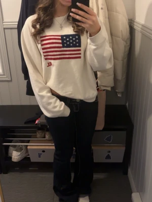 Vit sweatshirt Polo Ralph Lauren flagga - Säljer en vit sweatshirt från Polo Ralph Lauren pga den inte kommer till användning längre. Använt 3 gånger Nypris-2400krTröjan har rund hals, långa ärmar och relaxed fit. Perfekt för dig som gillar klassisk college-stil.