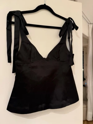 Satin topp - satin tie top ifrån gina 14+, strl S, endast provad 
