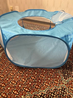 Djur grind - För alla djur köpte för min kattunge använde en gång köptes för 250kr mått är höjd 40cm längd och bred är båda 1m köptes från fyndiq