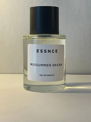 Midsummer Dream -  Essnce Midsummer dream EDP Topnoter Grapefrukt, Hallon, Päron Hjärtnot Viol,Äppelblomster, Jasmin,Litchi, Ros Basnoter Cederträ, Mysk