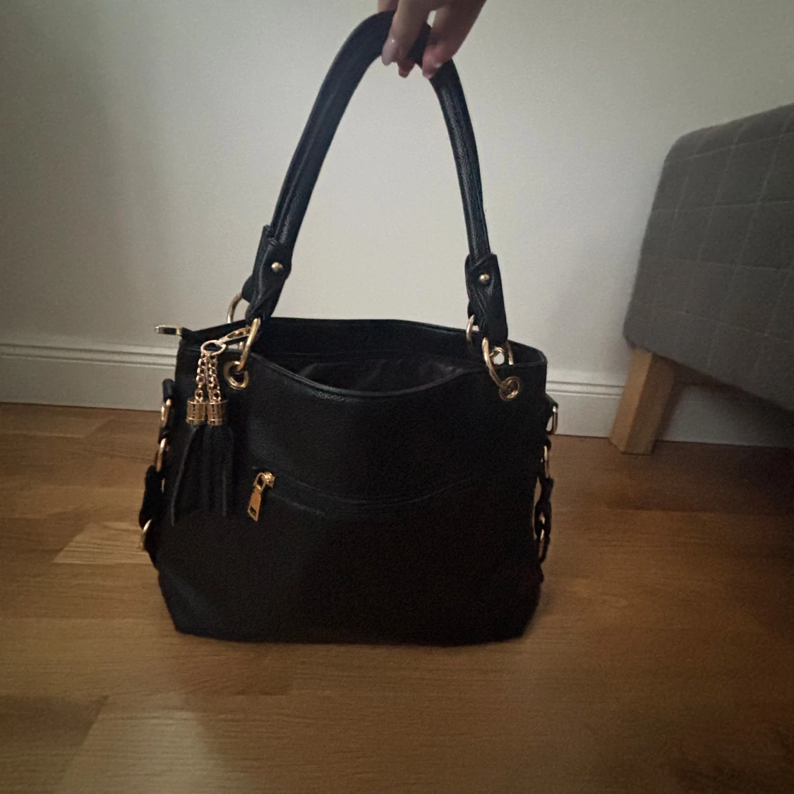 Svart handväska med gulddetaljer - 1