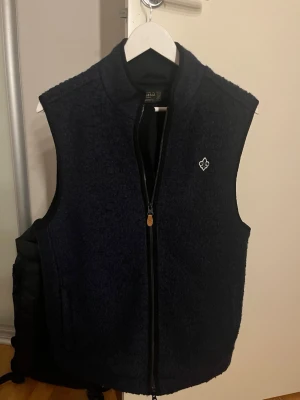 Mörkblå väst från Morris - Mörkblå väst från Morris i storlek M. Den är i väldigt fint skick och sparsamt använd. 