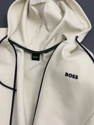 En fin stilig zipp hoodie från Hugo boss  - Äkta Hugo boss zipp hoodie lite använd typ helt ny iga skador o iga slitna område 