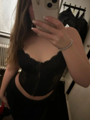 Svart spets korsett - Knappt använd, spets överallt men dubbla lager vid bysten