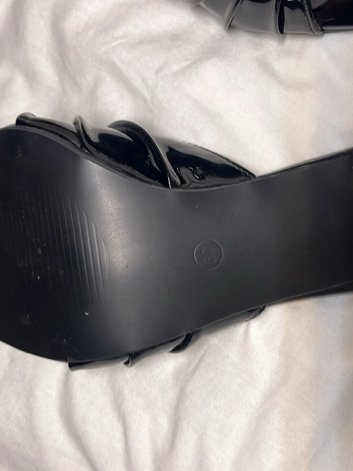 Svarta lackade klackar med gulddetalj - 3