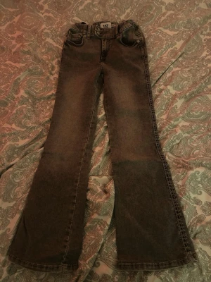 Bootcut jeans från lager 157 i grå - Säljer ett par grå bootcut jeans från laget 157, testat jeansen men inte använt dom mer.