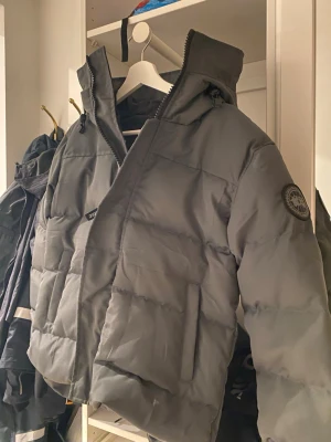 Canada Goose Macmillan - Helt ny canada goose macmillan i grå färg. Oanvänt och taggen finns kvar. Kan sänka priset vid snabb affär🤝Finns även i Svart färg och i storlek S