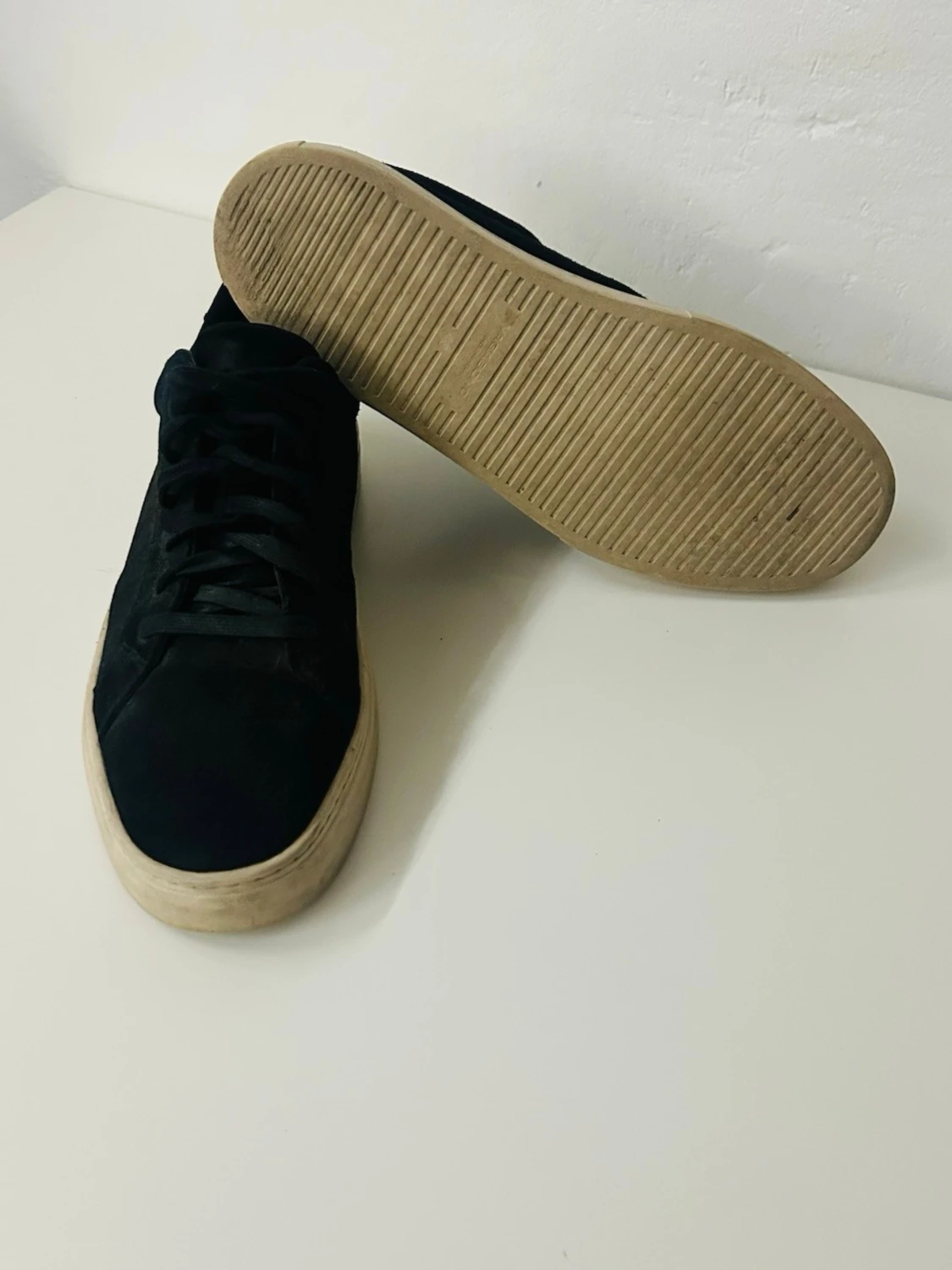 Svarta sneakers i mocka med vit sula - 2