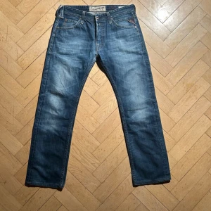 Replay blue jeans Tillbor - Vid köp av fler produkter erbjuds bättre pris. Skriv vid ytterligare frågor eller funderingar🤝 Storlek: 33 (passar som 30/32). Mått: Längd 101 cm. Midja 42 cm.