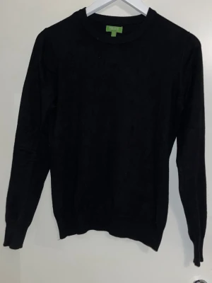 Merino ull - Säljer denna svarta stickade tröjan, den är slimfit och otroligt snygg men för liten för mig. Merino ull material. Nypris cirka 2500kr🙌