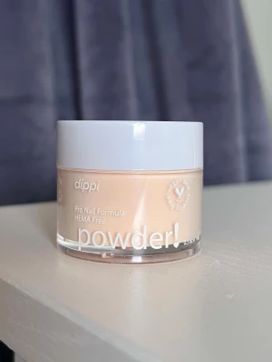 Dippulver från dippi i färgen ’Sugar Rush’ - Säljer ett dippulver från dippi i färgen ’Sugar Rush’. Pudret är ljust beige och veganskt samt cruelty free. Innehåller 15 ml och är HEMA-fritt. Använt en gång.