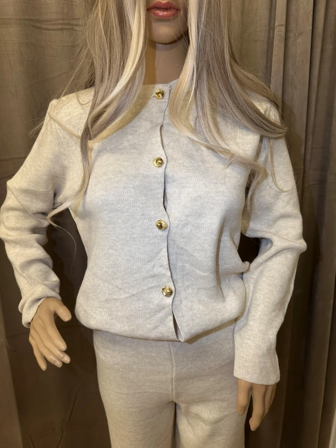 Beige stickad väst med guldknappar - 1