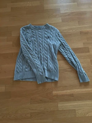 Grå kabelstickad tröja Polo Ralph Lauren - Säljer en gråstickad tröja från Polo Ralph Lauren i storlek XS men passar även S. 
