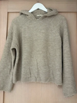 Beige stickad hoodie från Gina Tricot  - Stickad Hoodie i Storlek XS 🙌🏼 Använd ett fåtal gånger så fortfarande i bra Skick