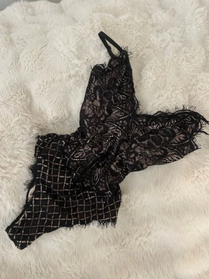 Svart spetsbody  - Säljer en super fin svart body i spets. Den är endast testad.