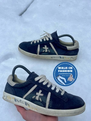 Premiata sneakers - Tja! Säljer nu dessa sjukt snygga premiata skor. Nypris ligger runt 3600kr men säljs nu för 1099kr. Skick 9/10 riktigt bra me små defekter som knappt syns. Hör av er vid frågor! 