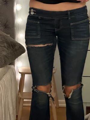 Mörkblå lågmidjade bootcut jeans - Säljer ett par mörkblå jeans med låg midja och bootcut passform.  Dem är i Tall modellen💕passar xs och s!