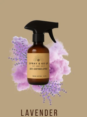 Anti skrynkelspray  - Slipp strykjärnet och få släta, fräscha kläder på bara några sekunder! Vår anti-skrynkel-spray med doft av lavendel är perfekt för dig som vill ha ett effektivt resultat samtidigt som kläderna fräschas upp med en lugnande och behaglig doft.  Sprayen slätar ut skrynklor snabbt och skonsamt utan att göra tyget blött. Den ger en lätt fukt som torkar snabbt och lämnar plagget fräscht och redo att användas – perfekt för vardag, jobb och resor. 