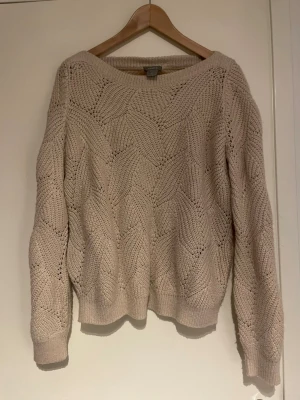 Beige stickad tröja från Lindex - Säljer en beige stickad tröja från Lindex i storlek S. Tröjan har ett snyggt strukturmönster och är långärmad med rund halsringning.   Sista bilden visar färgen tydligt!