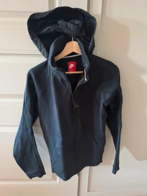 Nike zip hoodie  - Luvan går att stoppa in i kragen. Mycket fint skick, sparsamt använd. Passar en kille/tjej som är ca 170-175 cm lång.